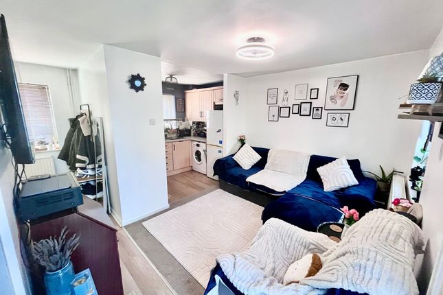 14 Clapham Place, Bradwell Common photo 3