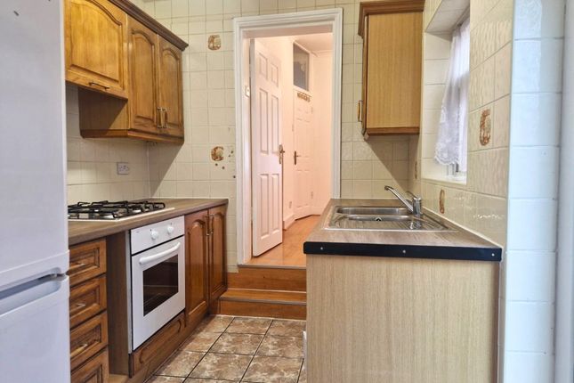 30, Raynham Terrace, Edmonton photo 4