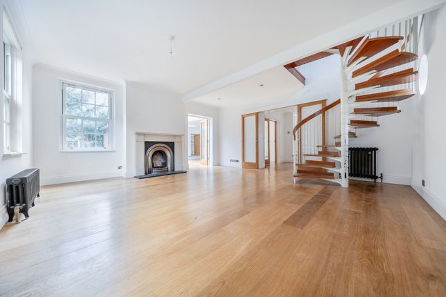 6, Oak Lodge Drive, Surrey photo 4