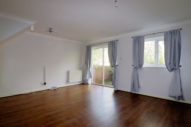 12, Chesterfield Drive, Dartford photo 2