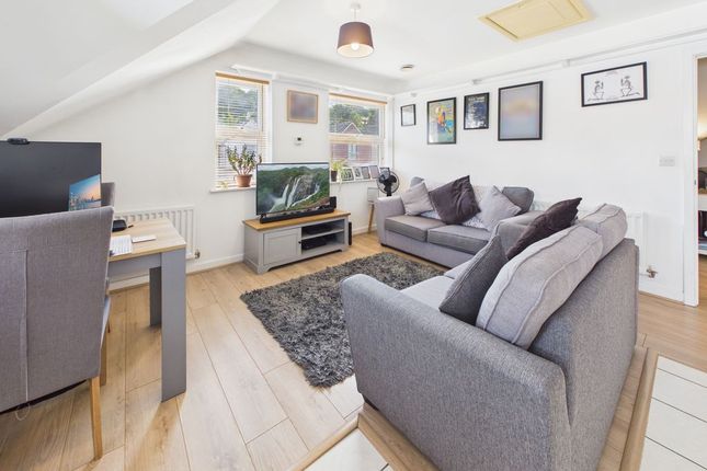20 Carpenters Court, 151 Croydon Road, Caterham photo 3