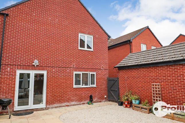 10, Lovett Close, Leicester photo 4