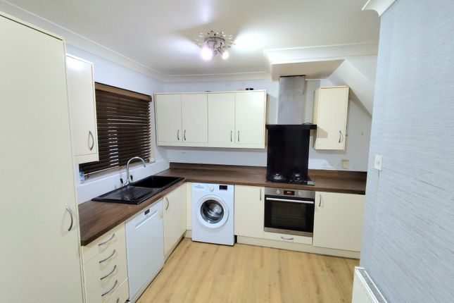 35, Rushdon Close, Grays photo 3
