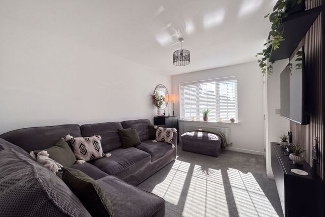 70 Weavers Close, Manchester photo 2