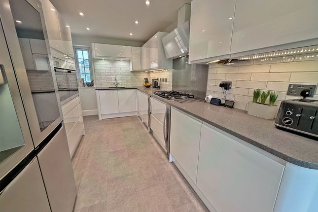 32 Southfield Drive, Hazlemere, Buckinghamshire photo 5