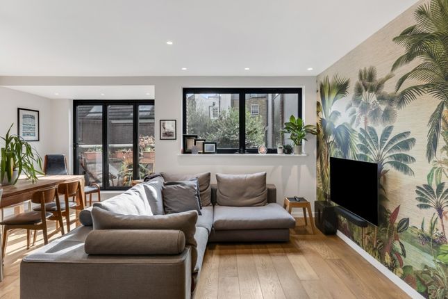 4-bed terraced on Nelsons Yard, London, £7,250/mo