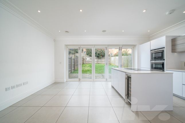 21, Ashridge Close, London photo 4