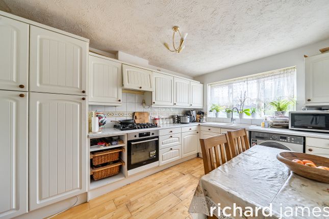 4, Cagney Drive, Swindon photo 3