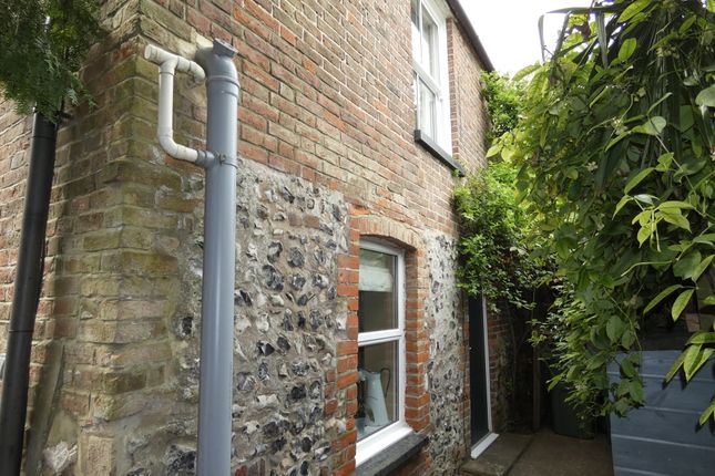 Thumbnail Cottage to rent in Queen Street, Arundel