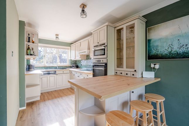 9 Leycester Close, Windlesham photo 4
