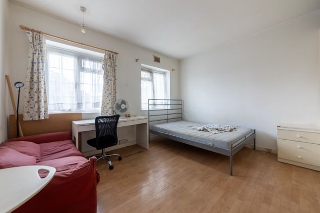 Flat for sale in Brent Street, London