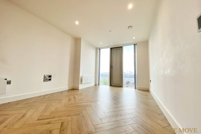 Flat to rent in Victoria Residence, 16 Silvercroft Street