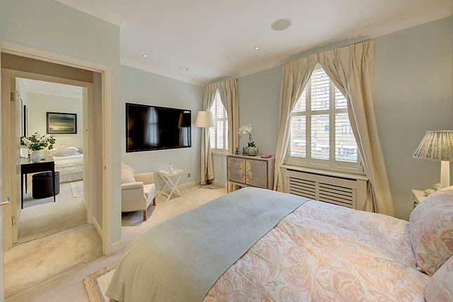 Mews house for sale in Jay Mews, London
