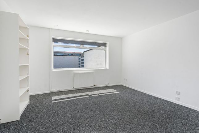 8 Loanhead Avenue, Grangemouth photo 3