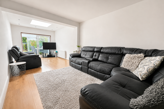 14, Laurel Avenue, Slough photo 3