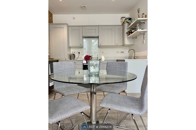Flat, Royal Parade, Richmond photo 3