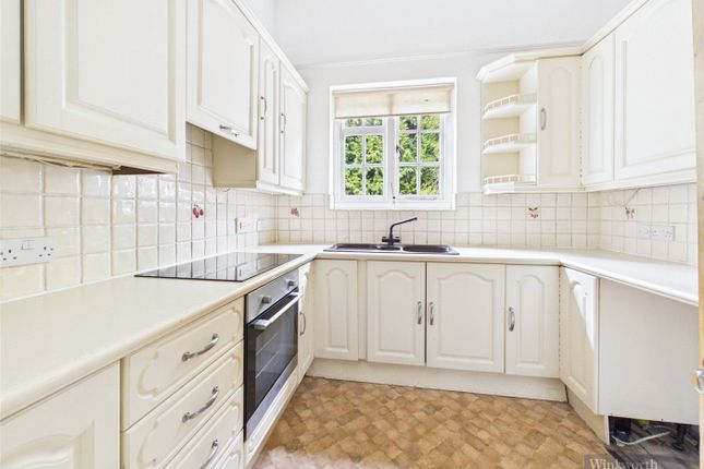 Flat 4, St. Michaels, 31, Oatlands Chase, Weybridge photo 2