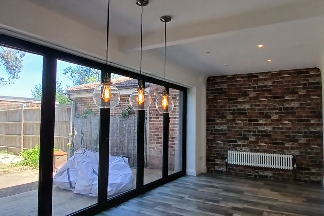 Huntingfield Way, Egham photo 3