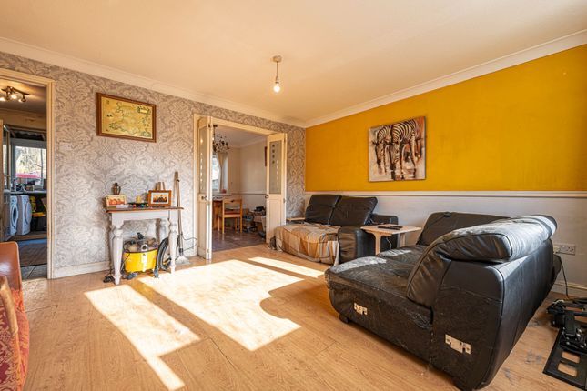 6 Hanbury Gardens, Pontypool photo 3