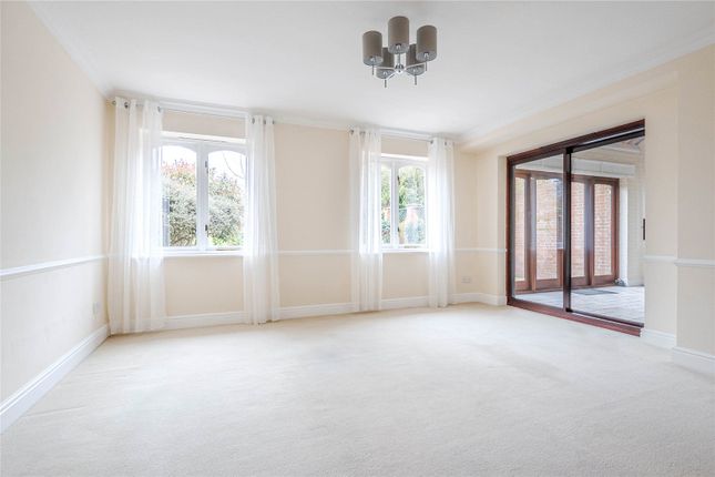 5, Manor Court, Heath & Reach photo 4