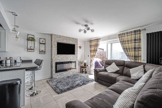 35, Pen-y-Mynydd, Bridgend photo 3