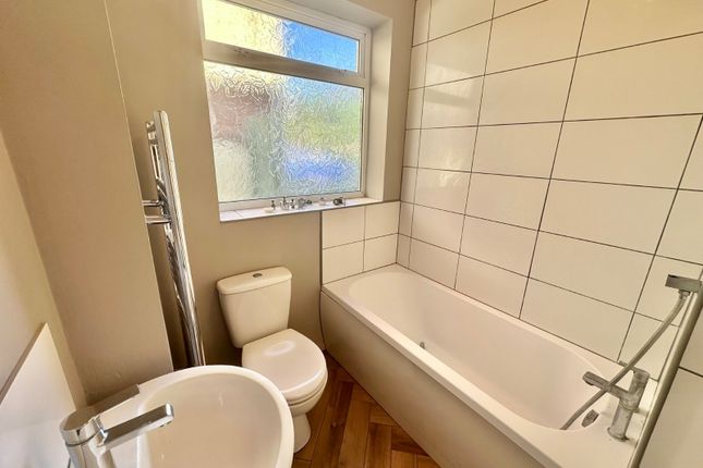 26, Vale Drive, Hampshire photo 4