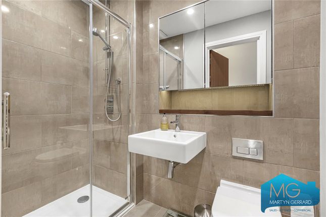Flat for sale in Cornwall Avenue, London