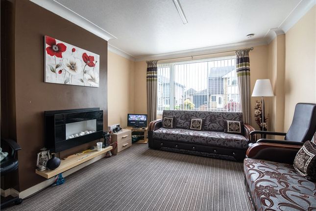 16, Woodside Crescent, West Yorkshire photo 2