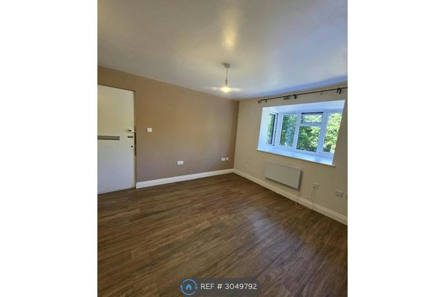 1-bed flat on Eastern Road, Palace Gates Bounds Green, London, £1,300/mo