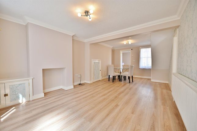 12, Mossford Green, Barkingside photo 3