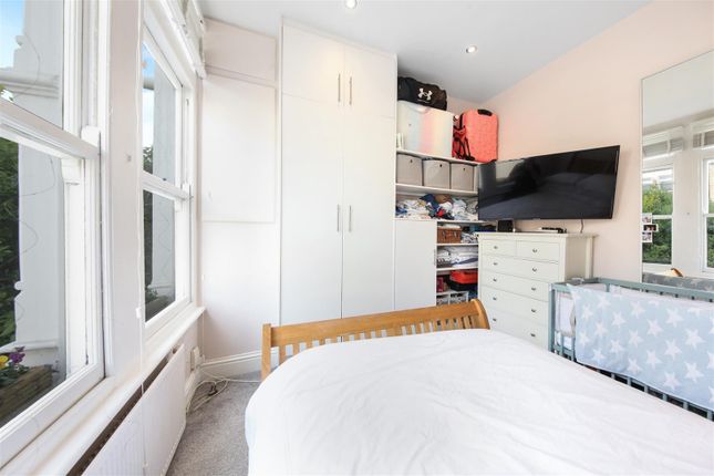 Flat for sale in Halesworth Road, London