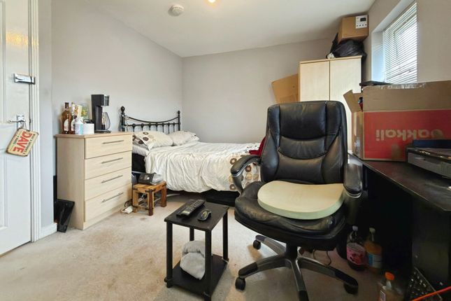 Room 4, 22 Vistula Crescent, Swindon photo 4