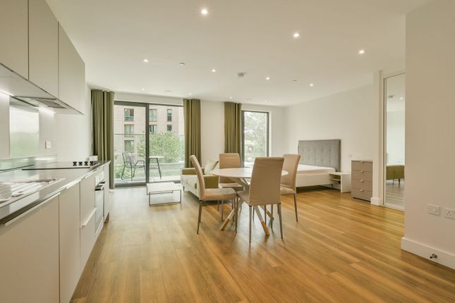 Studio flat on Momento Kew Bridge, Brentford, £1,935/mo