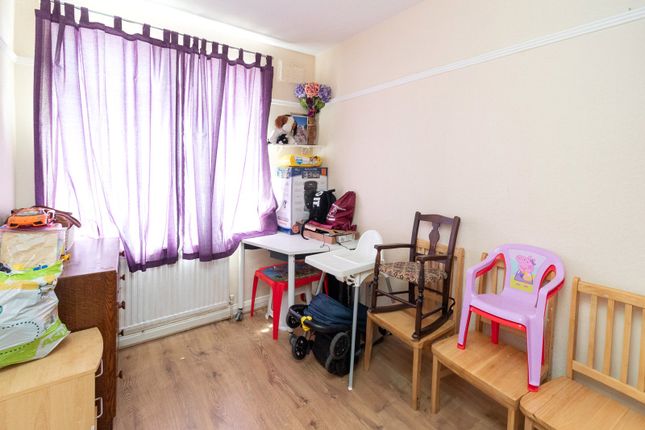 Flat for sale in Everton Court, Honeypot Lane, Stanmore, Middx