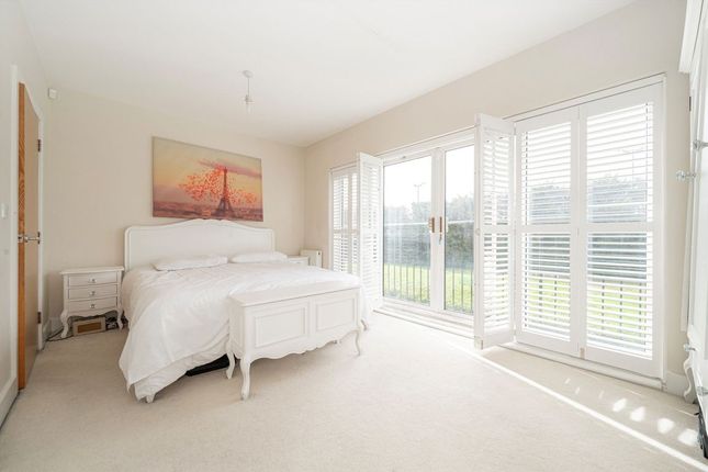 25, Marbaix Gardens, Isleworth photo 4