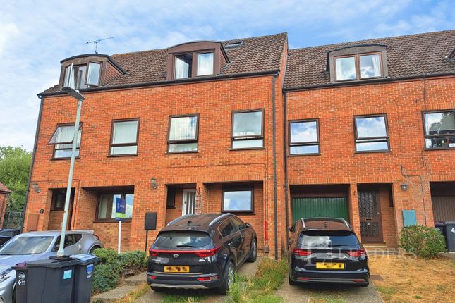 6-bed house on 2, Kingfisher Way, Bishops Stortford, £550,000