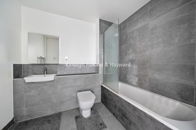 2, Oakwood Crescent, London photo 4