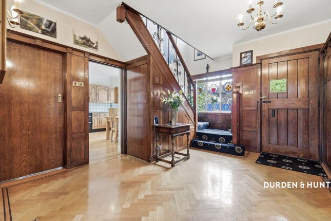 48 Spareleaze Hill, Loughton photo 2