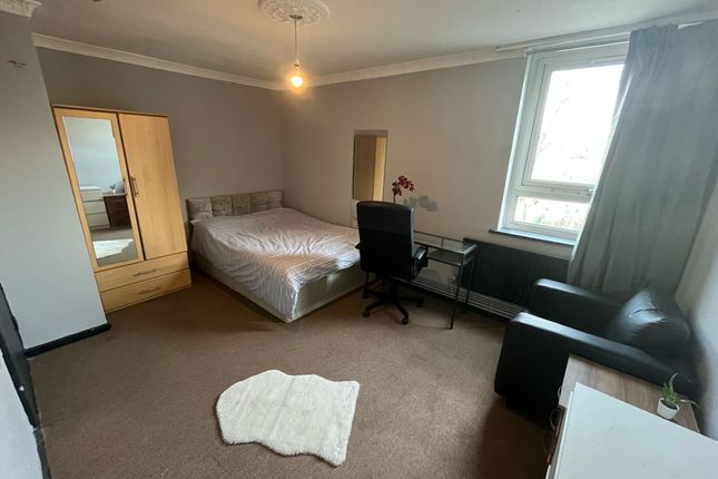 Room 3- £785 Available 01/09/2025