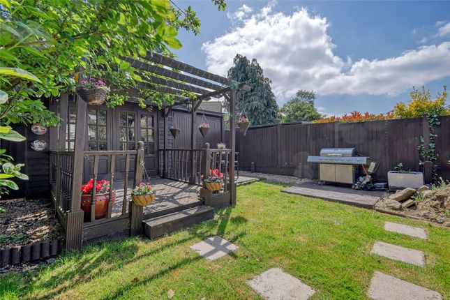 28 Millbrook Gardens, Romford photo 3