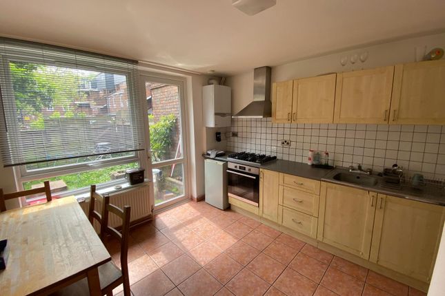 Flat to rent in Reedham Close, London