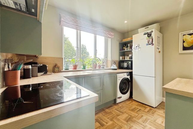 24, West Avenue, Surrey photo 2