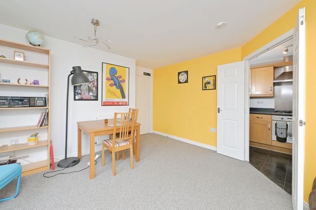32, Hillside Gardens, Peterborough photo 4