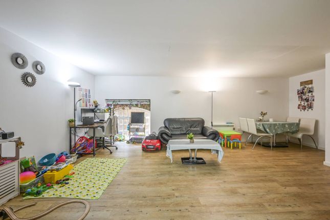 Flat to rent in The Grainstore, Royal Docks, London