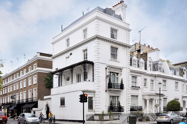Duplex to rent in Walton Street, London