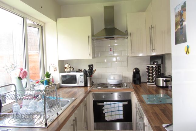 8, Beech Grove, Addlestone photo 3