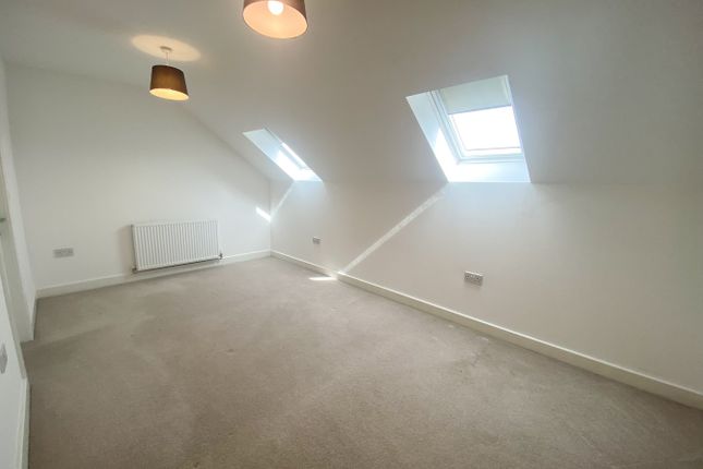 Town house to rent in Woodhead Court, Shepley, Huddersfield