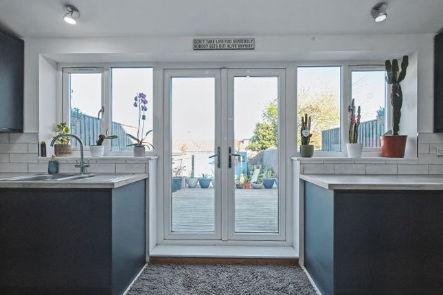5, Bernard Close, Cuddington photo 4