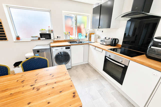 3, Scotts Green Close, Dudley photo 2