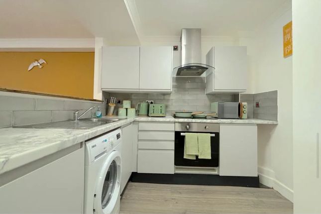 Maisonette to rent in Commercial Road, London